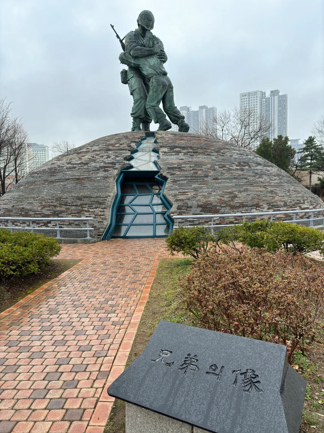 韩国战争博物馆-无法重现的兄弟相拥_1_别问我什么是disco_来自小红书网页版.jpg