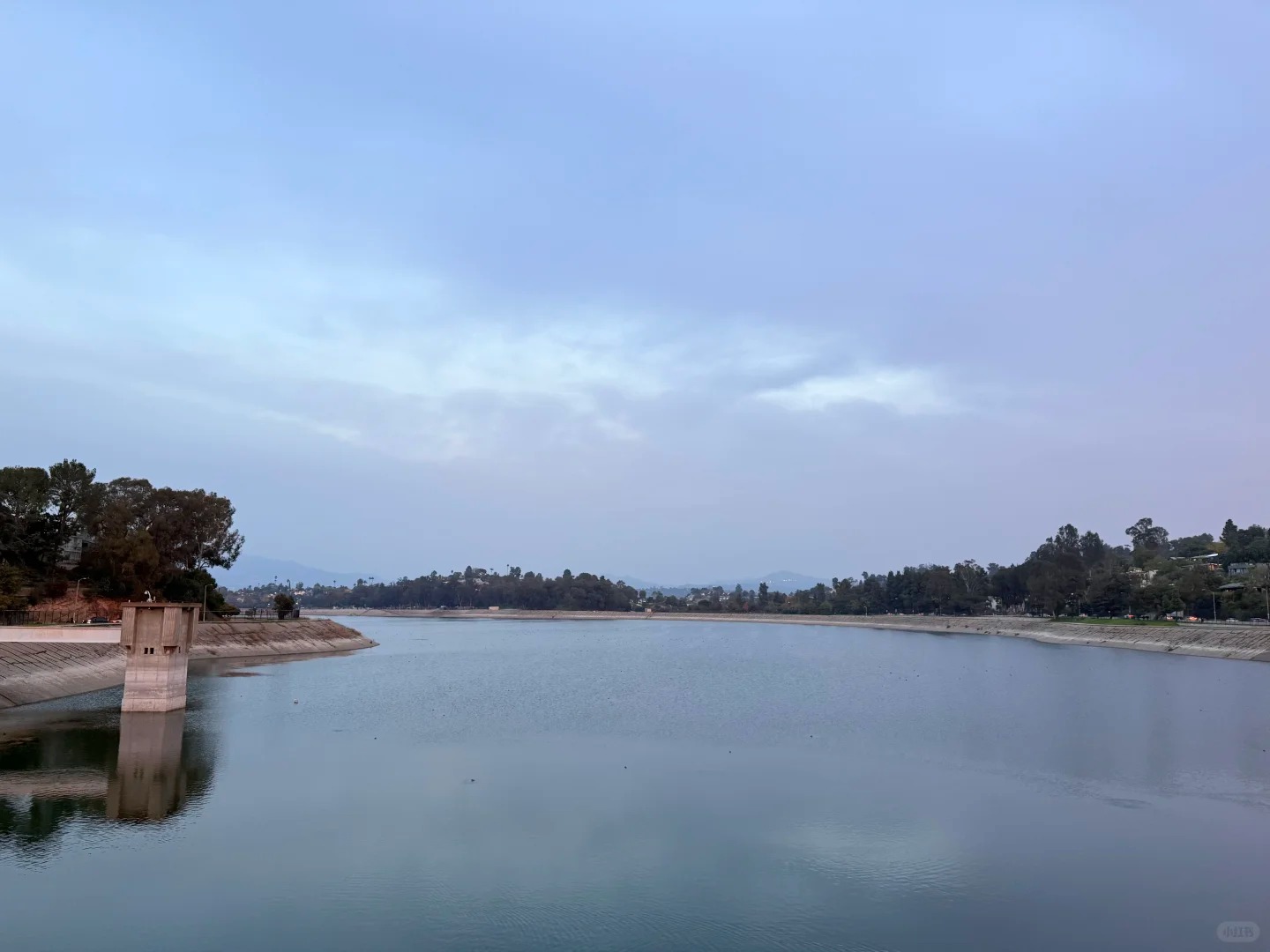 Silver_Lake_｜一个被铁丝网“锁住”的湖景_3_赴一场山海_来自小红书网页版.jpg